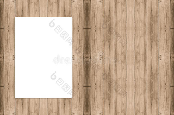 空白折叠纸海报挂在木墙上，模板模拟U