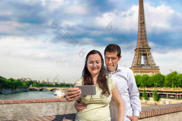 一对夫妇在巴黎拍自拍照片
