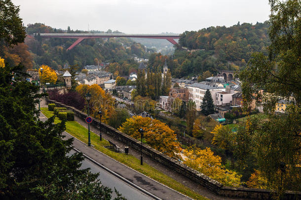 卢森堡市区秋季公园的鸟瞰图