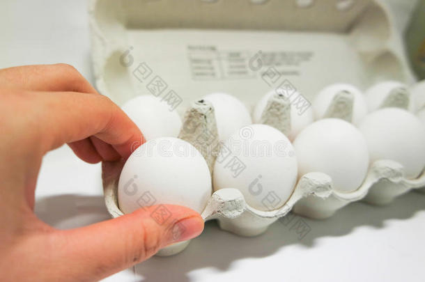背景箱包含鸡蛋蛋壳