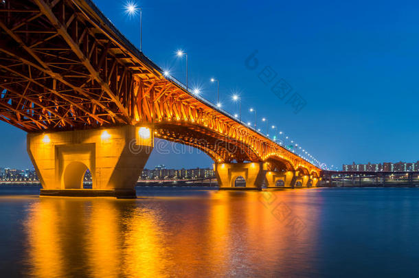 韩江和首尔桥晚上在韩国首尔