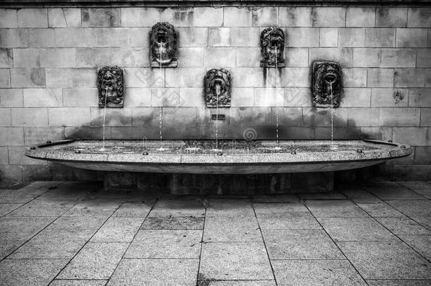 卢森堡市中心的古公园喷泉