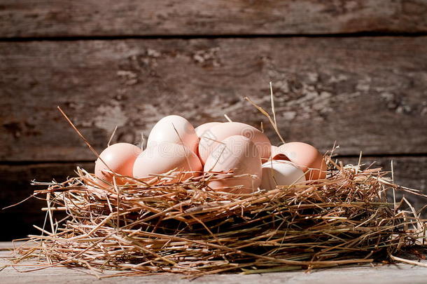 桌子上的鸡蛋，农场上的鸡蛋