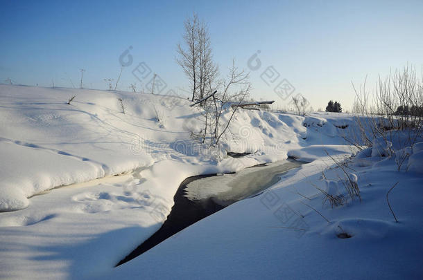 有雪和<strong>冰水</strong>的小溪