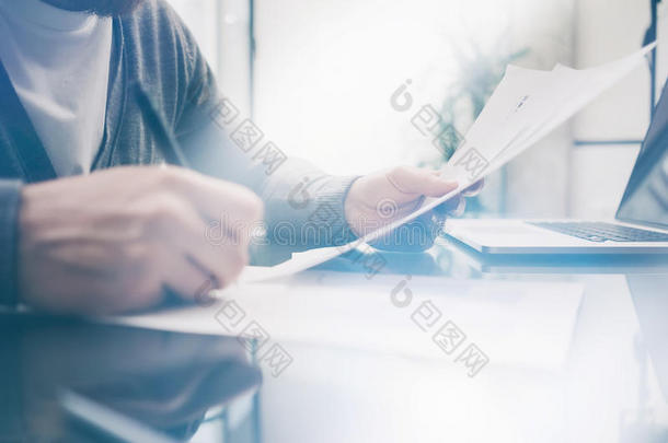 特写照片成人财务经理在桌子上工作与新的业务项目。 桌子上的现代笔记本。 标志