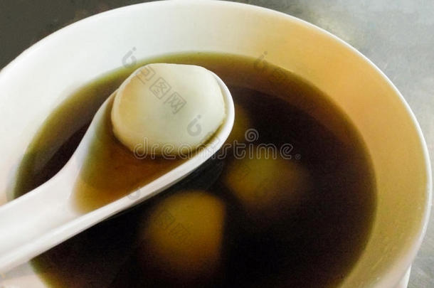 姜茶中的黑芝麻饺子。 姜糖球。