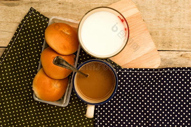 早餐与面包，咖啡和牛奶在桌子背景。
