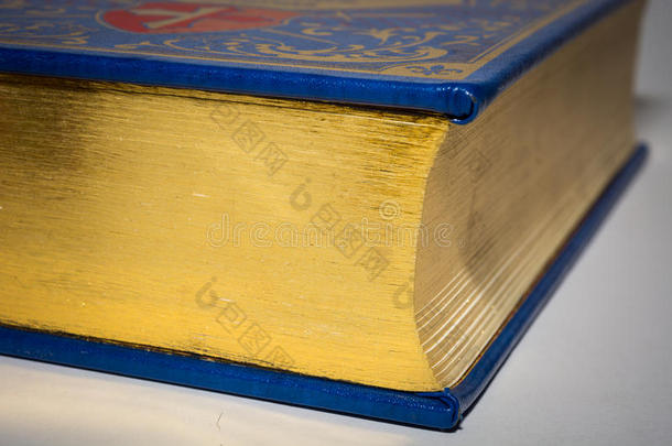 带蓝色封面的封闭式老式书的金色边缘