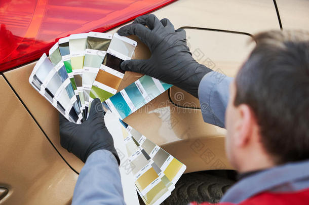 色彩学家选择汽车的颜色与油漆匹配的样品
