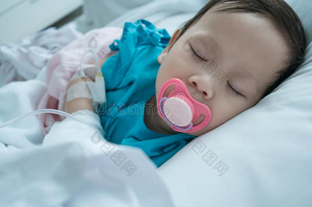 婴儿在医院病床上睡觉，接受<strong>静脉注射</strong>。