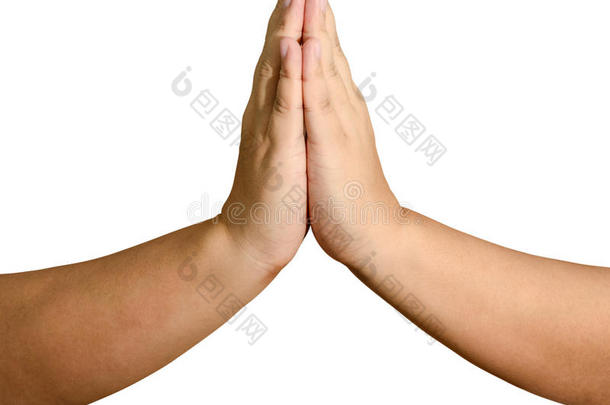 成年男子双手<strong>放在一起</strong>祈祷在前面