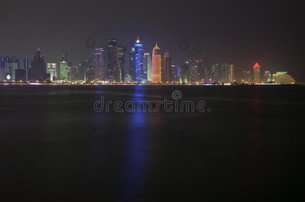 夜晚的多哈天际线。 卡塔尔