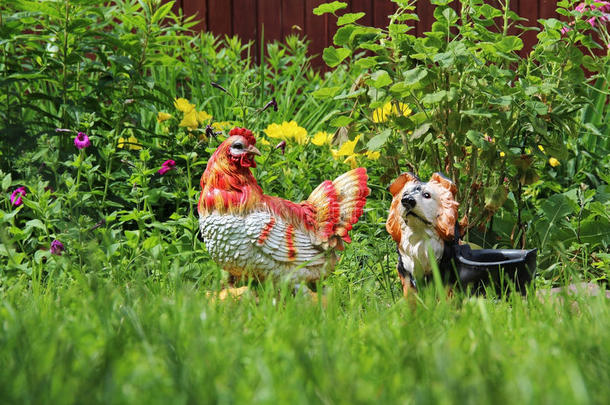 装饰花坛花园雕像鸡和狗。