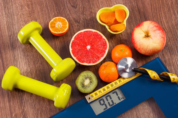 电子浴室秤，厘米和听诊器，新鲜水果，哑铃健身，<strong>减肥</strong>和健康的生活方式