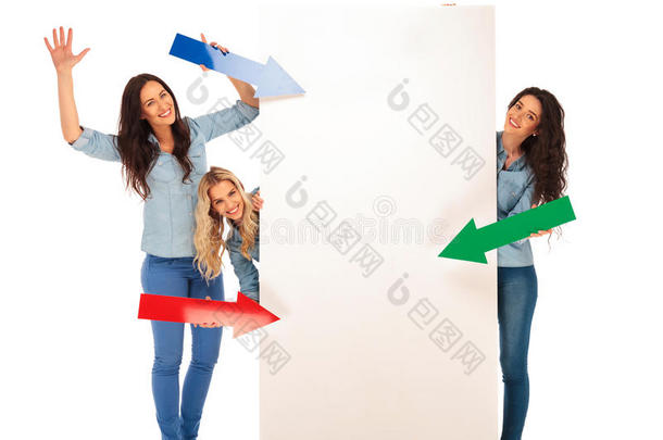 三个女人把箭头指向一个大的空白板