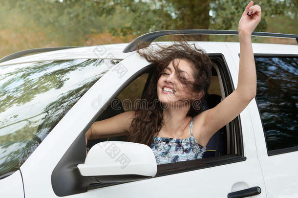 女司机在车里玩得开心，看着远方，有情绪和波浪，夏天的季节