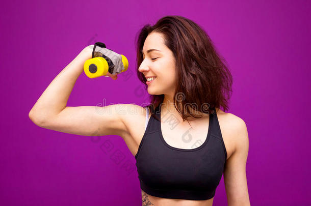 健身妇<strong>女表</strong>现出新的能量弯曲二头肌。
