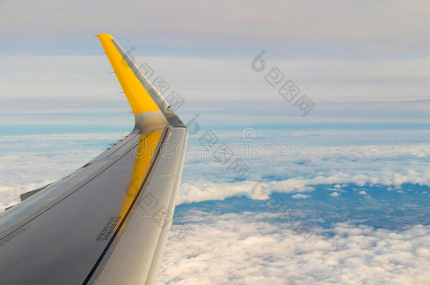 透过飞机/飞机的窗户看到的云和天空