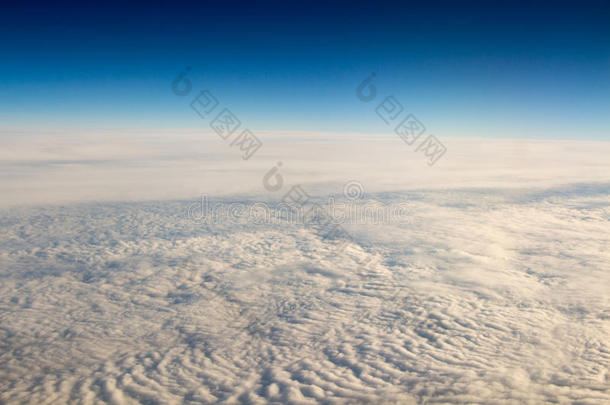 透过飞机/飞机的窗户看到的云和天空