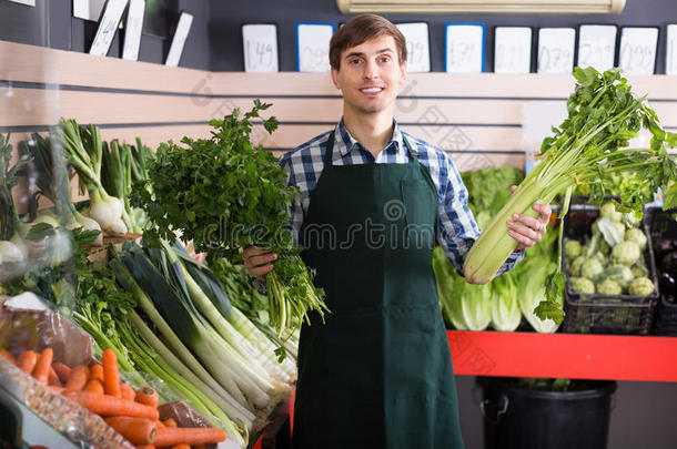 卖蔬菜的杂货店工人