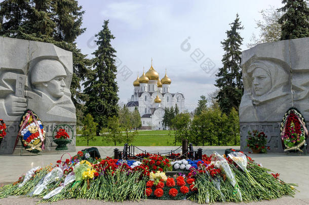 俄罗斯雅罗斯拉夫尔的升天大教堂和战争纪念馆。