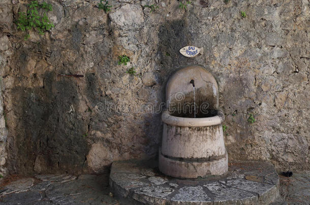 村子里有饮用水的喷泉