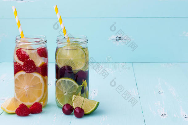 排毒水果注入调味水。 <strong>清爽</strong>的夏季自制鸡尾酒。 干净的饮食