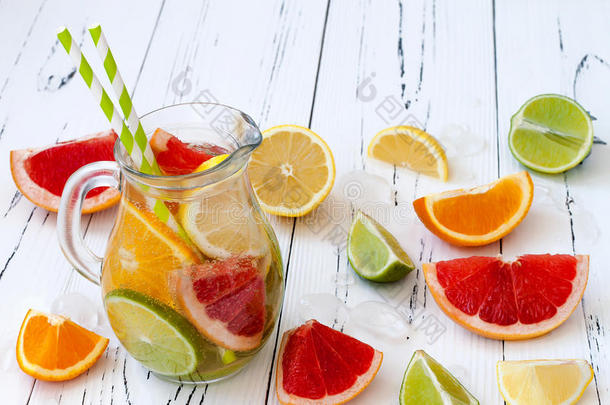 排毒柑橘注入调味水。 <strong>清爽</strong>的夏季自制鸡尾酒与柠檬，石灰，橙色和葡萄柚。 干净的饮食