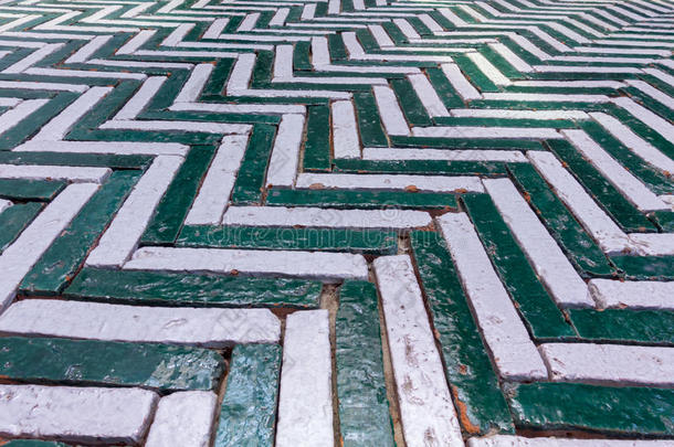 绿色和白色锯齿形的旧砖块，用于出门步行