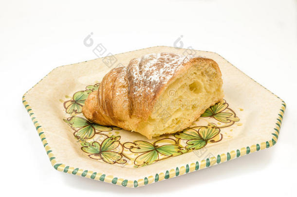 半角面包放在桌子上的盘子里