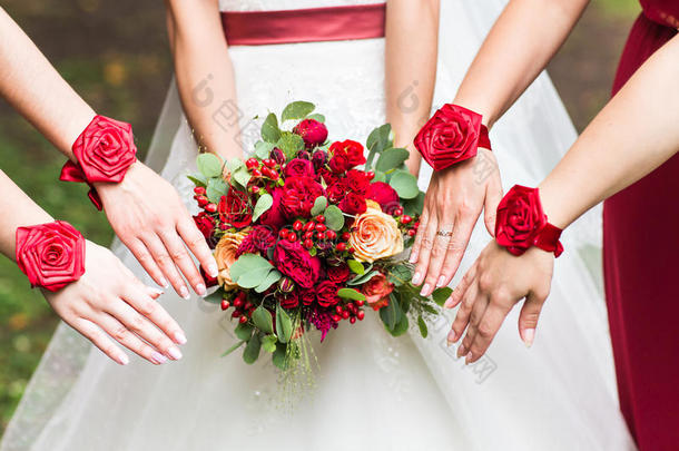 特写新娘和伴娘的花束