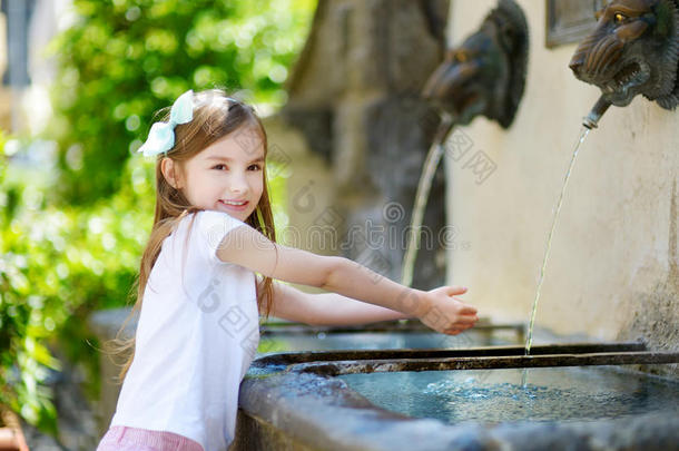 可爱的小女孩玩饮水机