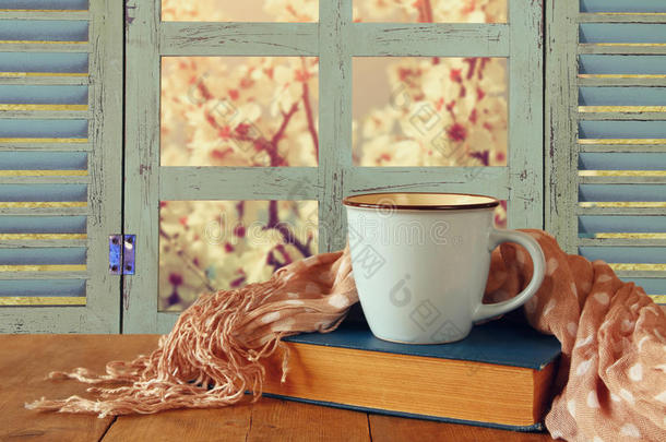 在旧书旁边的一杯咖啡在旧乡村的窗户前