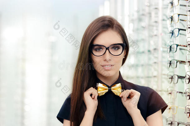 优雅的领结女人带着猫眼镜在光学商店