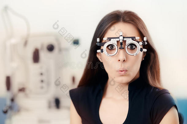 眼科考试的有趣女孩戴着眼睛测试眼镜
