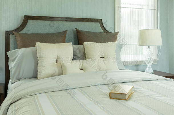 舒适的卧室，白色枕头和床上的阅读灯