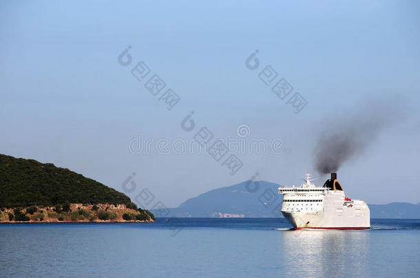 巡洋舰在科孚岛附近航行