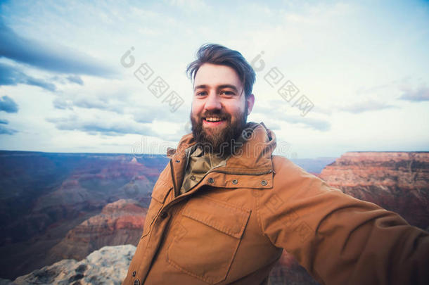 英俊的胡须男子在亚利桑那州大峡谷徒步旅行<strong>时</strong>拍自拍照片