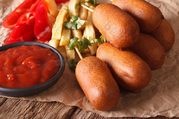美国快餐：玉米犬，炸薯条和番茄酱特写