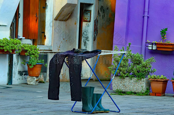 渔夫的裤子和靴子在公寓的院子里干了
