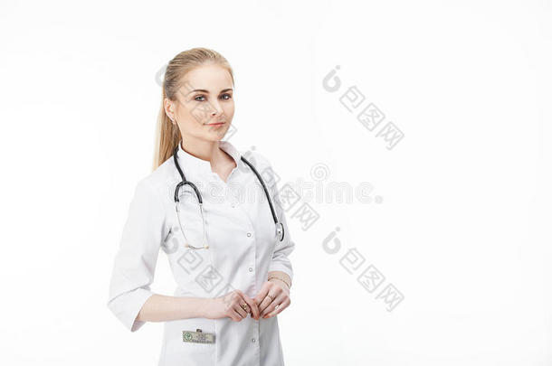 医生年轻的女人穿着<strong>浴袍</strong>肖像。 在<strong>白色</strong>背景上隔离