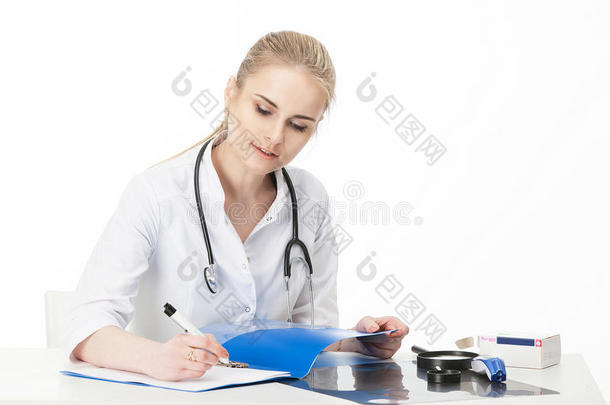 医生年轻的女<strong>人</strong>穿着浴袍肖像。 在白色背景上隔离
