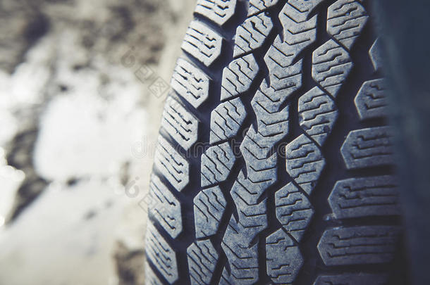 脏车轮胎在尘土飞扬的路上。 由于<strong>灰尘</strong>、沙子和<strong>粉末</strong>，胎面看起来很脏。