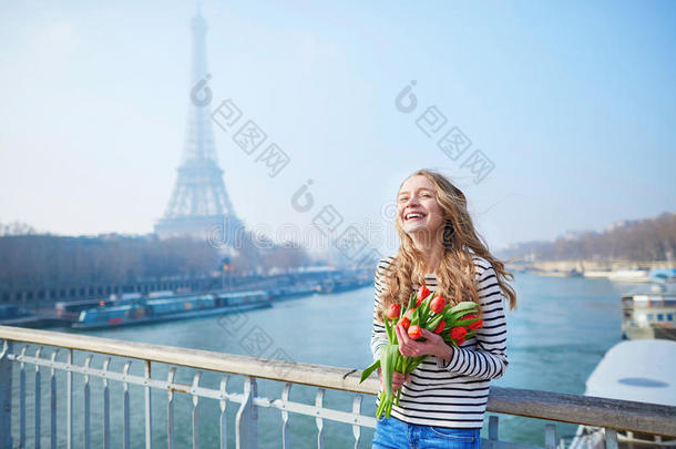 埃菲尔铁塔附近有一束红色郁金香的女孩