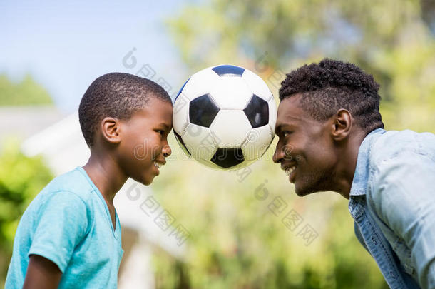 快乐的家庭踢足球