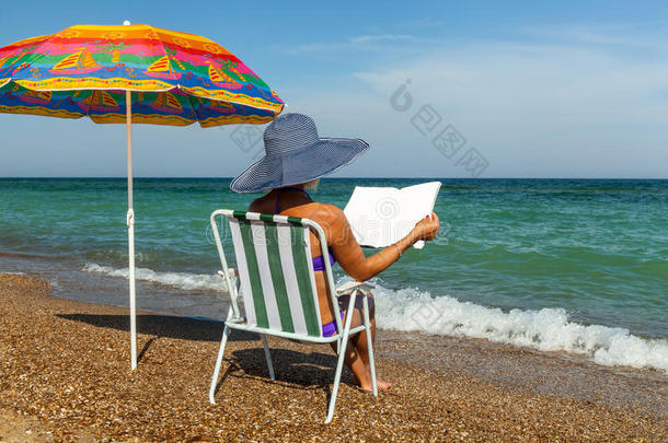 海滩上的女孩，日光浴，带笔记本电脑的女孩，女人在下面