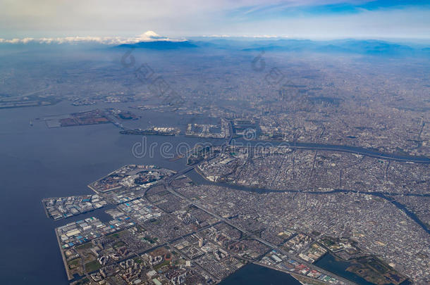 东京湾和富士山的鸟瞰图