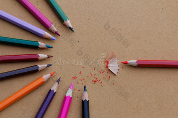 彩色铅笔排列成半圆形图案，铅笔刨花