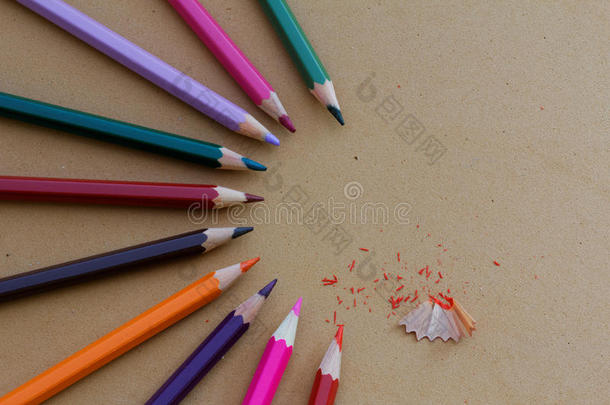 彩色铅笔排列成半圆形图案，铅笔刨花