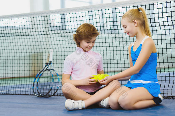 孩子们在网球场上玩得开心